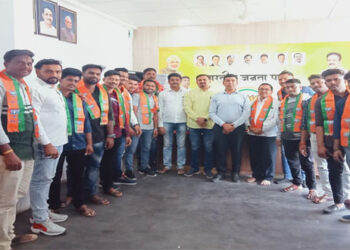 पाचोऱ्यात शिवसेनेला पुन्हा खिंडार, अनेक कार्यकर्त्यांचा भाजपात प्रवेश