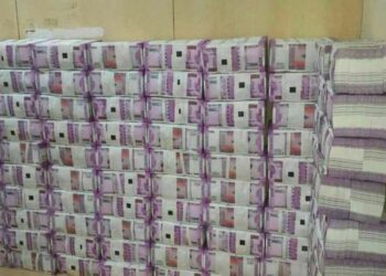 पोलिसांनी वेळीच ‘डाव’ उधळून लावला ; ७ कोटी रुपयाच्या दोन हजाराच्या नोटा जप्त