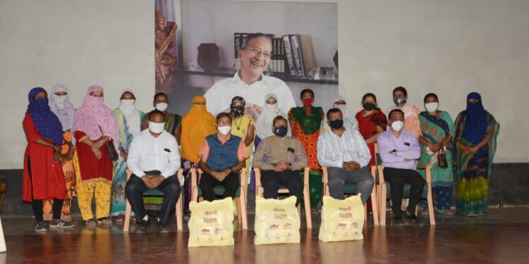 जैन इरिगेशनतर्फे एसटी कर्मचाऱ्यांना स्नेहाची शिदोरी वाटप