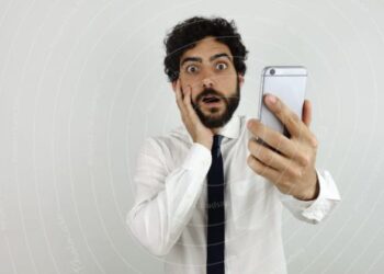 पुरुष मंडळी सावधान..! मोबाईलच्या अतिवापराने तुमच्या ‘या’ गोष्टीवर होतोय थेट परिणाम, कारण एकूण व्हाल थक्क…