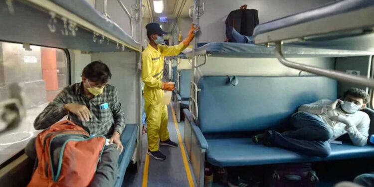 रात्रीच्या ट्रेनमध्ये प्रवासाचे नियम बदलले, काय आहेत जाणून घ्या?