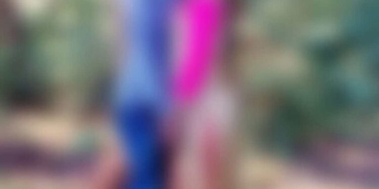 धक्कादायक: पती-पत्नीची एकाच झाडाला गळफास घेऊन आत्महत्या