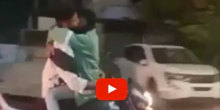 औरंगाबादमध्ये प्रेमीयुगुलाचा चालत्या दुचाकीवर KISSING सीन, VIDEO व्हायरल
