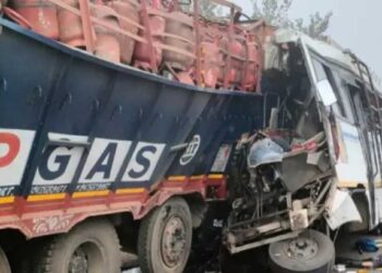 गॅस सिलिंडरने भरलेल्या ट्रकची बसला धडक, 15 ठार