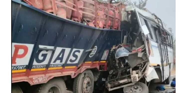 गॅस सिलिंडरने भरलेल्या ट्रकची बसला धडक, 15 ठार
