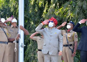 प्रजासत्ताक दिनानिमित्त पालकमंत्र्यांच्या हस्ते ध्वजारोहण संपन्न