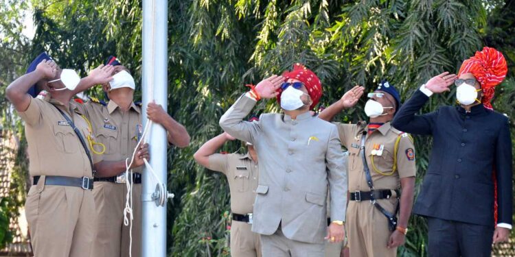 प्रजासत्ताक दिनानिमित्त पालकमंत्र्यांच्या हस्ते ध्वजारोहण संपन्न