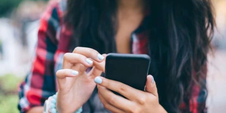 पार्टनरने रागात व्हॉट्सअ‍ॅपवर ब्लॉक केलेय? अशा प्रकारे अनब्लॉक करा