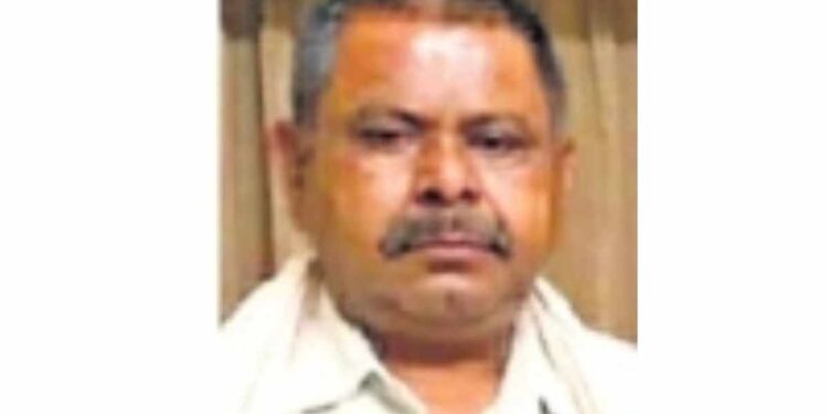 कारणे दाखवा नोटीसीच्या धास्तीने वाहकाचा हृदयविकाराने मृत्यू