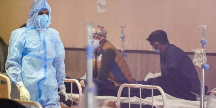 दिलासादायक ! देशात कोरोनाच्या नव्या रुग्णसंख्येत घट, बरे होणाऱ्या रुग्णांचा आकडाही वाढला