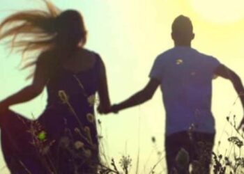 बोंबला! पत्नीला सोडून पती शेजारी राहणाऱ्या विधवा महिलेसोबत पळाला