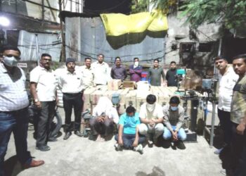 बनावट देशी दारूच्या कारखान्यावर छापा, ११ लाखाच्या ऐवजसह चौघे ताब्यात