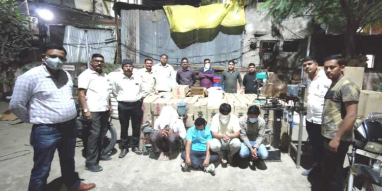 बनावट देशी दारूच्या कारखान्यावर छापा, ११ लाखाच्या ऐवजसह चौघे ताब्यात