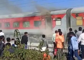 नंदुरबार स्थानकाजवळ ‘द बर्निंग ट्रेन’चा थरार, गांधीधाम पुरी एक्सप्रेसला आग