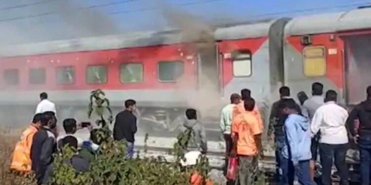 नंदुरबार स्थानकाजवळ ‘द बर्निंग ट्रेन’चा थरार, गांधीधाम पुरी एक्सप्रेसला आग