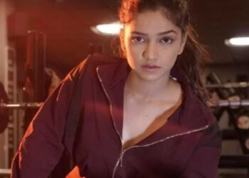 वडिलांना फोन करुन मॉडेलने घेतली सहाव्या मजल्यावरुन उडी