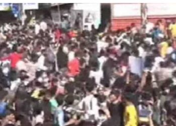 शिक्षणमंत्री वर्षा गायकवाडांच्या घराला विद्यार्थ्यांचा घेराव, पोलिसांकडून लाठीमार