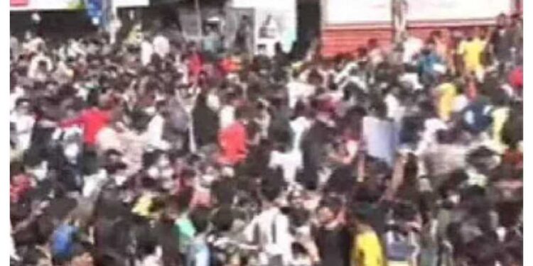 शिक्षणमंत्री वर्षा गायकवाडांच्या घराला विद्यार्थ्यांचा घेराव, पोलिसांकडून लाठीमार