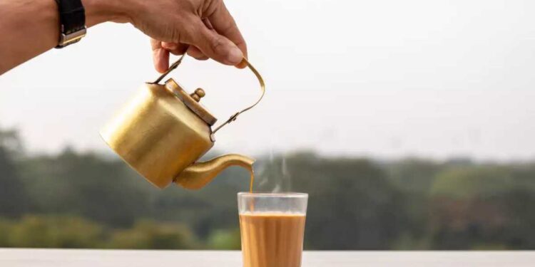 सकाळी रिकाम्या पोटी चहा पिण्याचे शौकीन असाल तर जाणून घ्या नुकसान