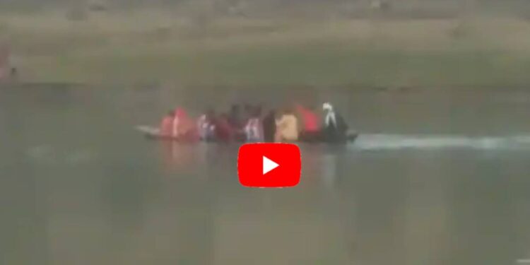 धक्कादायक ! सिंध नदीत १२ जण असलेली बोट बुडाली, पहा घटनेचा थरार व्हिडिओ