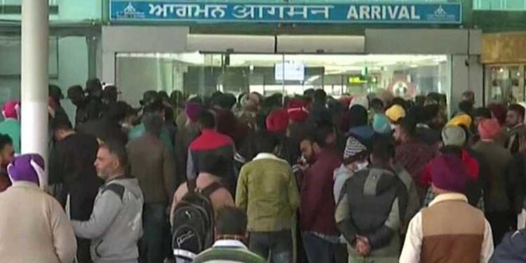 इटलीहून अमृतसरला आलेल्या फ्लाइटमुळे उडाली खळबळ, चाचणीत आढळले १२५ प्रवासी पॉझिटिव्ह