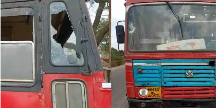 जळगावात दोन एसटी बसेसवर दगडफेक, एक चालक जखमी