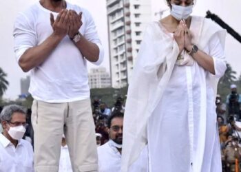 लता मंगेशकर यांच्या अंत्यसंस्कारावेळी असं शाहरुख खाननं काय केलं की,होतोय ‘ट्रोल’