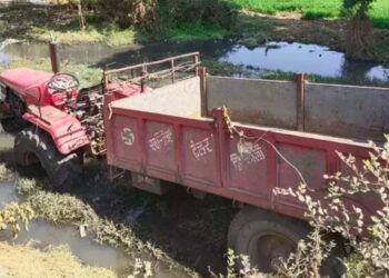 ट्रॅक्टरची बॅटरी तपासण्यासाठी खाली उतरले अन् एका क्षणात होत्याच नव्हतं झालं