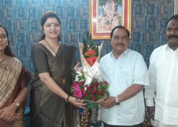 महिला आयोगाच्या अध्यक्षा रुपाली चाकणकरांची खडसेंच्या निवास्थानी भेट