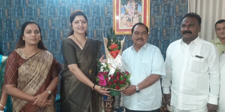 महिला आयोगाच्या अध्यक्षा रुपाली चाकणकरांची खडसेंच्या निवास्थानी भेट