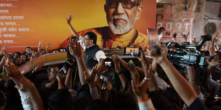 बाप बेटे जेल मध्ये जाणार – संजय राऊत यांचं सूचक ट्विट