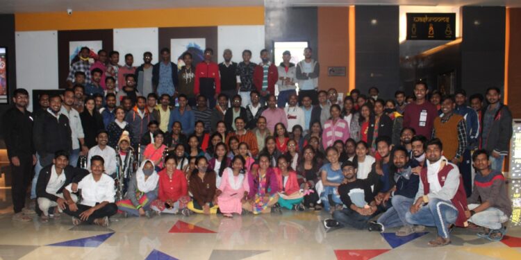 दीपस्तंभ मनोबलच्या दिव्यांग, अनाथ  विद्यार्थ्यांनी घेतला ८३ चित्रपटाचा आनंद