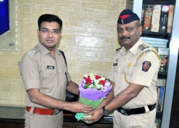 पोलीस अंमलदार यांनी जीव धोक्यात घालुन वाचविले महीलेचे प्राण