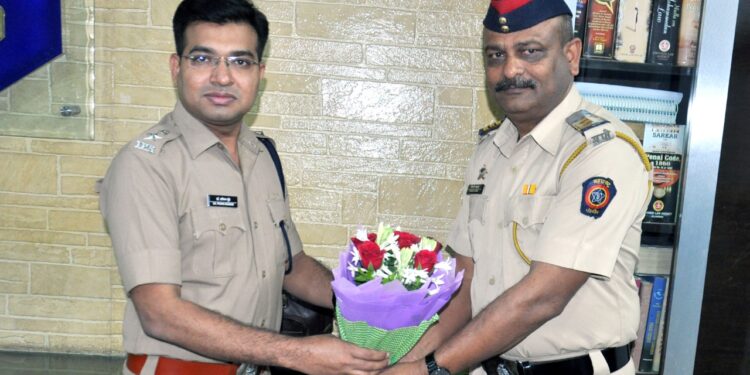 पोलीस अंमलदार यांनी जीव धोक्यात घालुन वाचविले महीलेचे प्राण