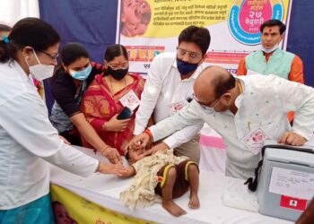 बालकांना लस पाजून पल्स पोलिओ मोहिमेचा पालकमंत्री गुलाबराव पाटीलांनी केला शुभारंभ