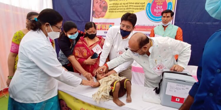 बालकांना लस पाजून पल्स पोलिओ मोहिमेचा पालकमंत्री गुलाबराव पाटीलांनी केला शुभारंभ