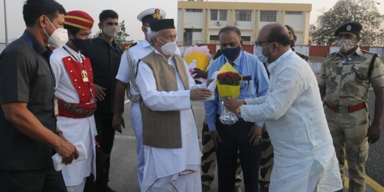 राज्यपाल भगतसिंह कोश्यारी यांचे जळगाव विमानतळावर आगमन