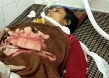 डॉक्टरांचा निष्काळजीपणा ! जिवंत महिलेला मृत असल्याचे सांगितले; पोस्टमॉर्टमसाठी पाठवले, पतीने हात धरला आणि मग…