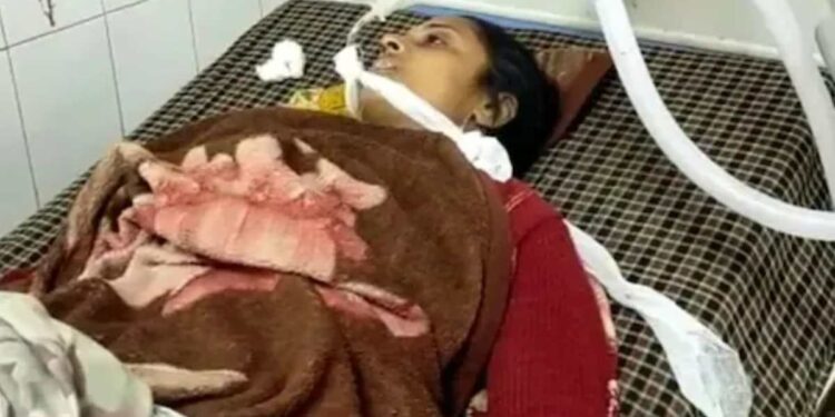 डॉक्टरांचा निष्काळजीपणा ! जिवंत महिलेला मृत असल्याचे सांगितले; पोस्टमॉर्टमसाठी पाठवले, पतीने हात धरला आणि मग…