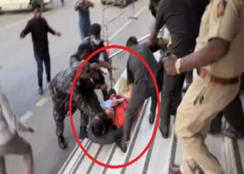 पुण्यात शिवसेनेचा राडा; किरीट सोमय्यांना धक्काबुक्की; पायऱ्यांवर कोसळले!