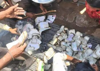 चाळीसगावात शेतकऱ्याच्या घराला आग, साडेसात लाखांची रोकड जळून खाक
