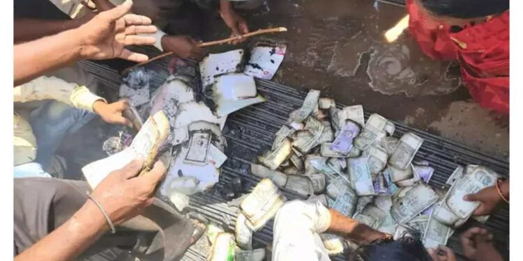 चाळीसगावात शेतकऱ्याच्या घराला आग, साडेसात लाखांची रोकड जळून खाक