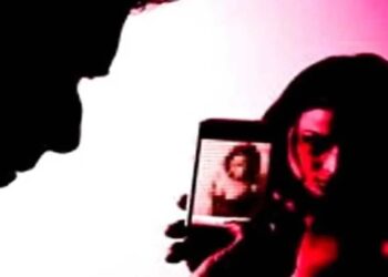 धक्कादायक ! तरुणीचे न्यूड फोटो व्हायरल करुन बदनामी अन् बलात्कार