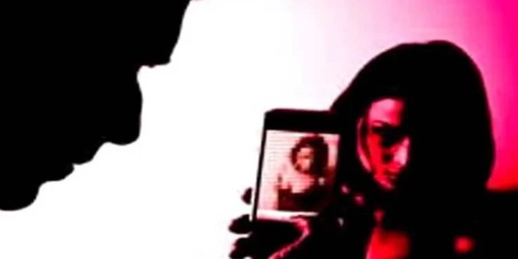 धक्कादायक ! तरुणीचे न्यूड फोटो व्हायरल करुन बदनामी अन् बलात्कार