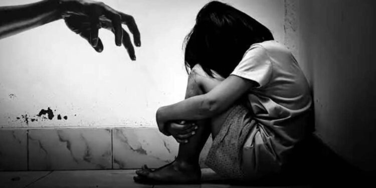 भयानक! नराधम बापाचा १५ वर्षीय अल्पवयीन मुलीवर अत्याचार