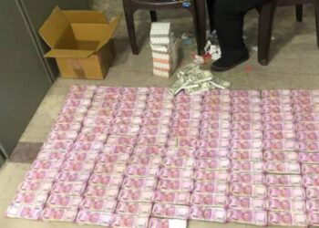 माजी आयपीएसच्या घरावर आयकर छापा, बेहिशेबी 3 कोटी रुपये जप्त