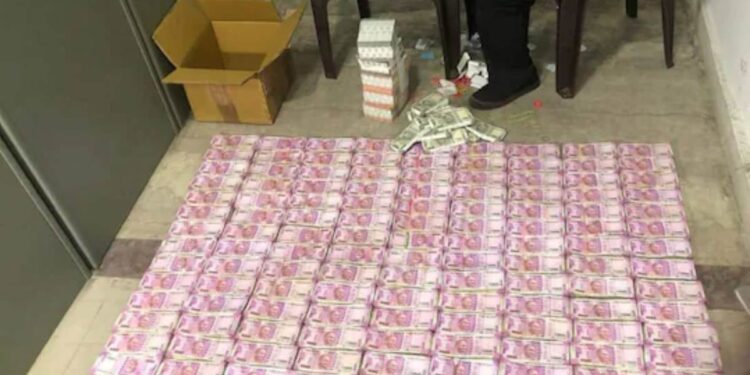 माजी आयपीएसच्या घरावर आयकर छापा, बेहिशेबी 3 कोटी रुपये जप्त