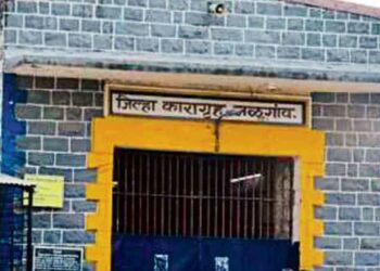 धक्कादायक ! कारागृहातील पोलीसावर कैद्याचा जीवघेणा हल्ला; स्वत:वरही केले वार