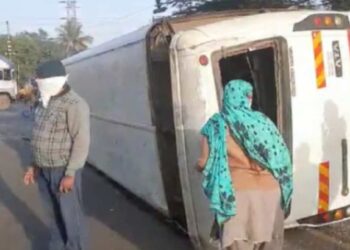 Video ! महाविद्यालयीन विद्यार्थीच्या बसचा भीषण अपघात, 20 ते 25 जण जखमी