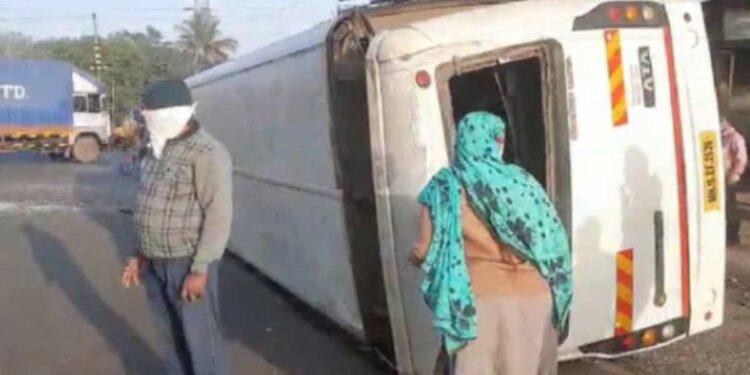 Video ! महाविद्यालयीन विद्यार्थीच्या बसचा भीषण अपघात, 20 ते 25 जण जखमी